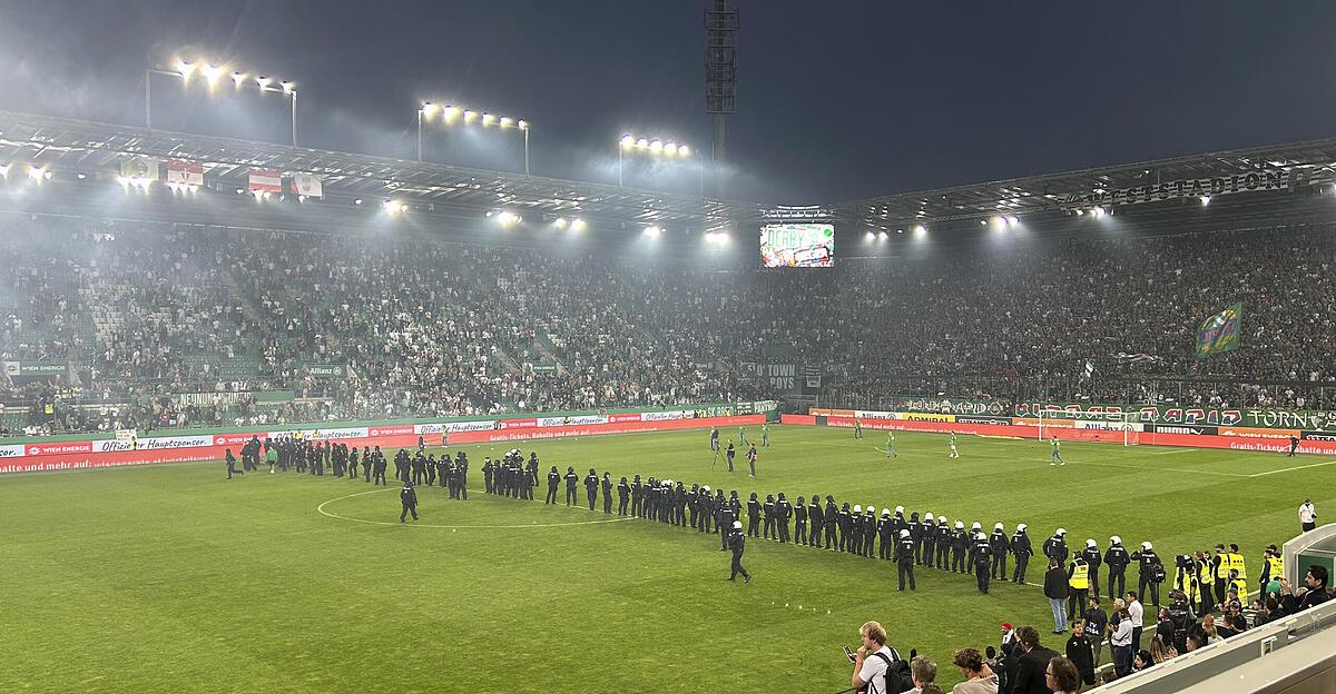 Platzsturm-beim-Wiener-Derby-Rapid-gegen-Austria-22-M-nner-vor-Gericht