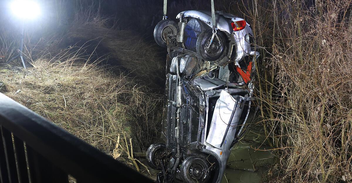 Dramatischer-Einsatz-Polizisten-retteten-Unfalllenkerin-vor-dem-Ertrinkungstod