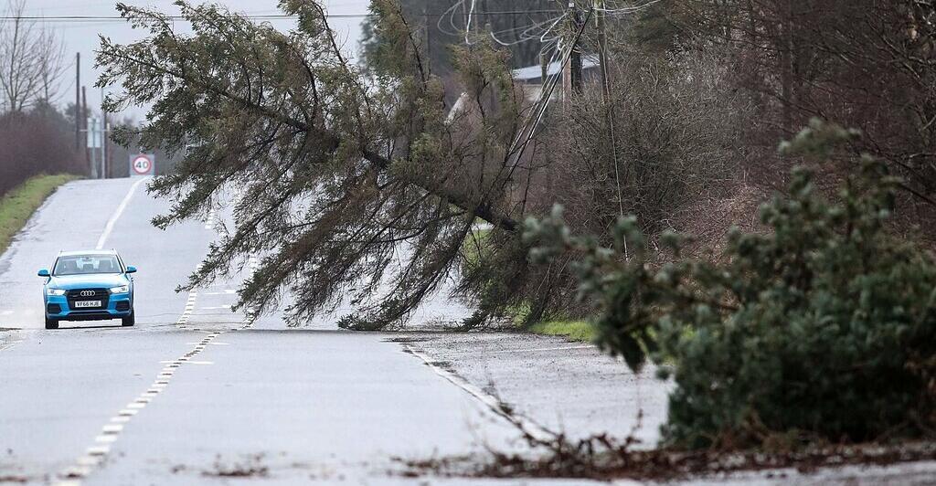 Nach-Sturm-owyn-10-Spezialisten-von-Linz-Netz-helfen-in-Irland