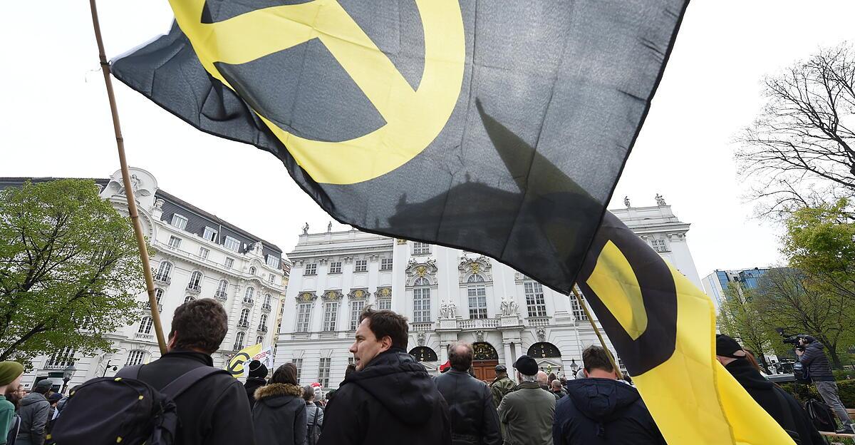 Demo-gegen-Kundgebung-der-Identit-ren-Haftstrafen-f-r-3-junge-M-nner