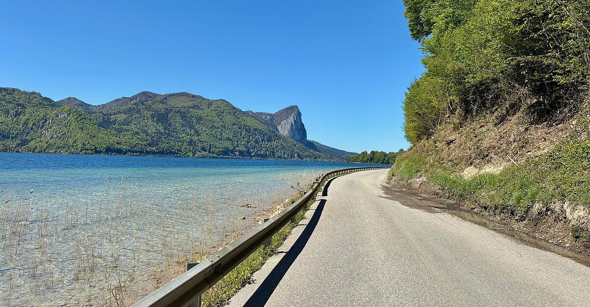 Erdrutschgefahr-Die-B151-muss-am-Mondseeufer-total-gesperrt-wreden