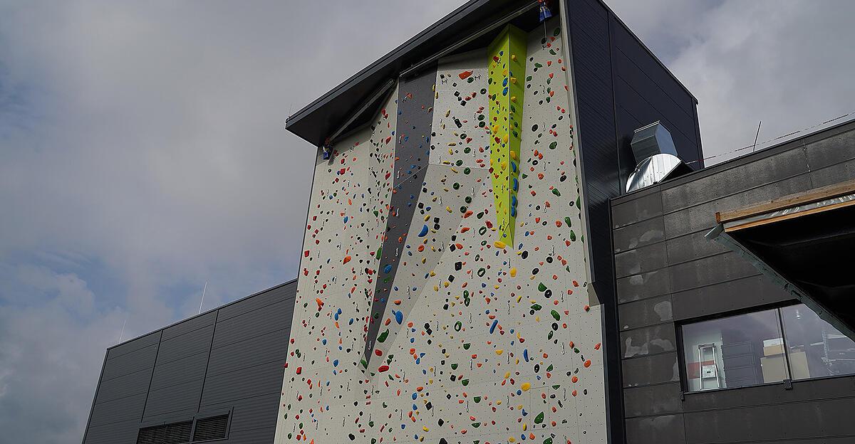 Climbing wall on company facade |  Nachrichten.at