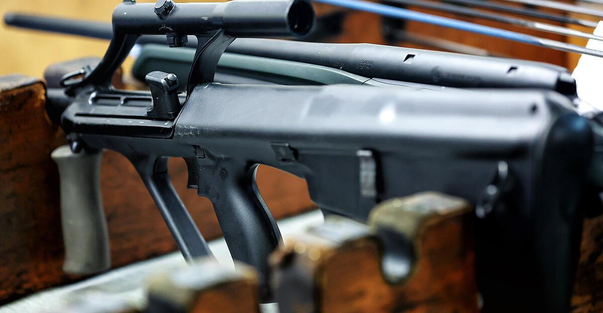 steyr-arms-ex-manager-wegen-veruntreuung-von-waffen-vor-gericht