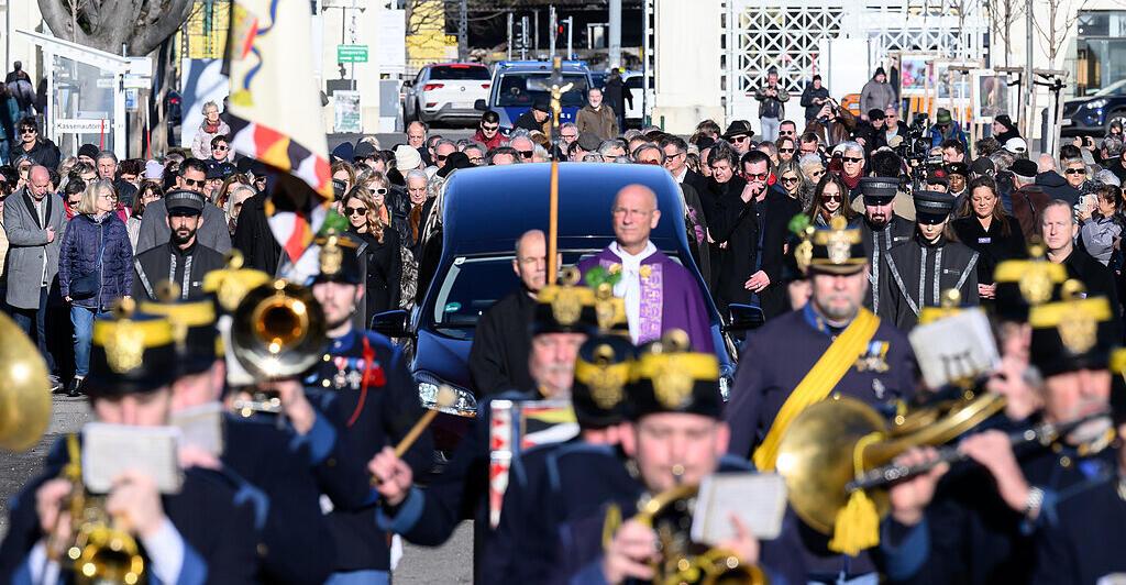 otto-schenk-am-zentralfriedhof-beigesetzt-der-bumerang-ist-zuhaus