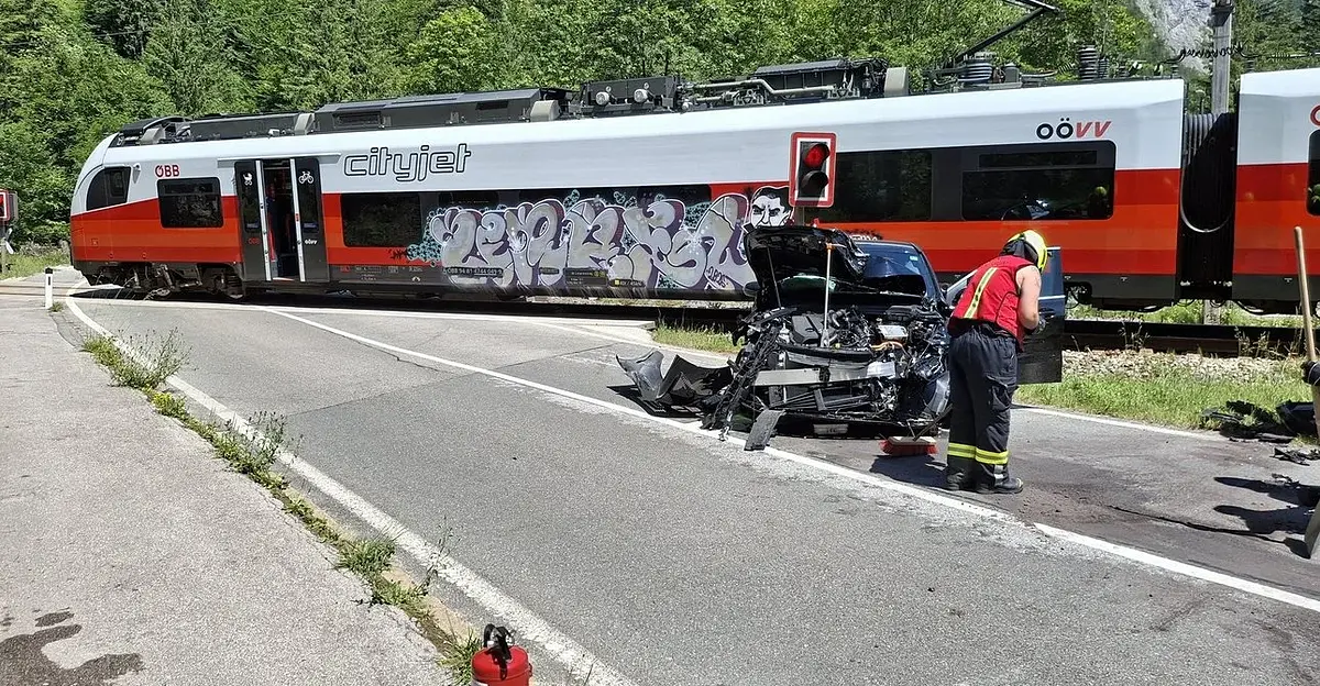 Auto kollidierte mit Zug in Obertraun - 2 Verletzte