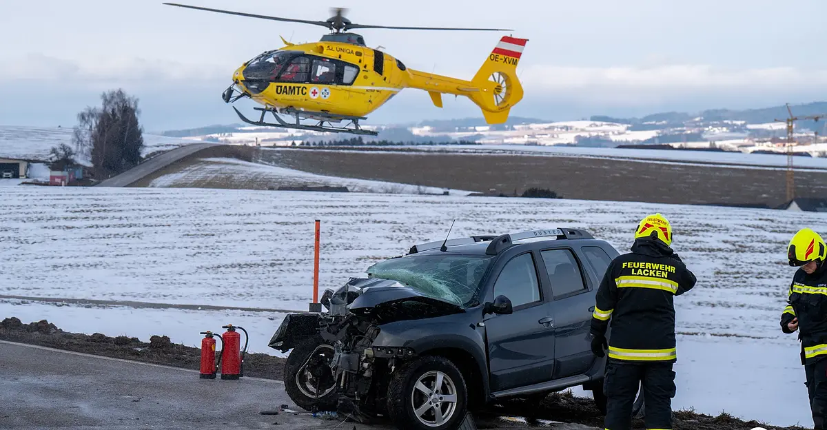 Auto-kollidierte-in-Herzogsdorf-mit-Strommast-Lenker-78-ins-Spital-geflogen