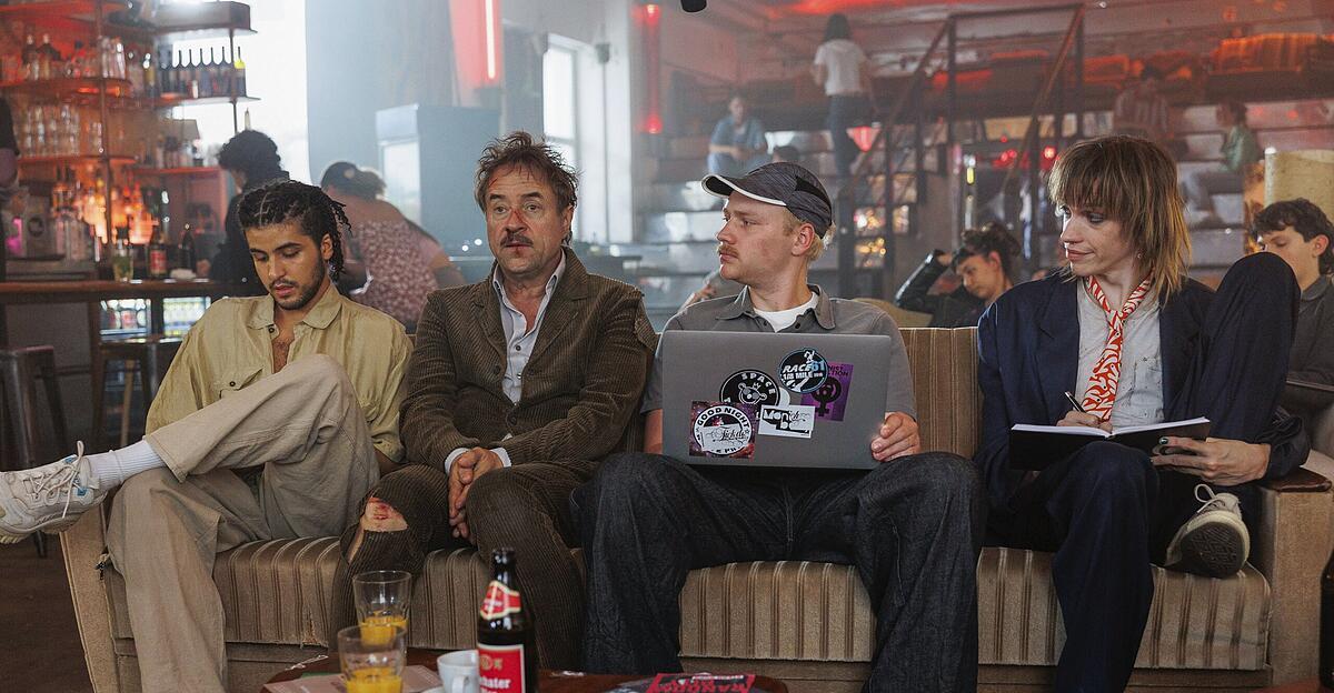 Neu-im-Kino-Ein-alter-wei-er-Mann-wird-rabiat