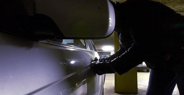 Serie-von-Autoeinbr-chen-gekl-rt-Hausbesitzer-berraschte-T-ter-in-Garage