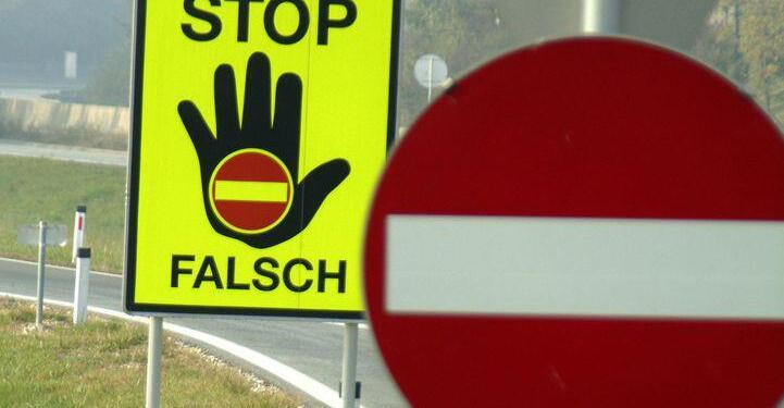 Lenker-drehte-auf-A1-Ausfahrt-in-Oed-um-und-baute-Unfall