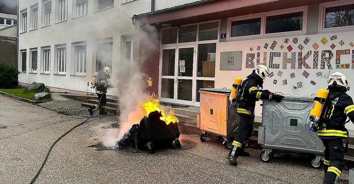 Conteneur à ordures incendié à Buchkirchen : la police demande des informations