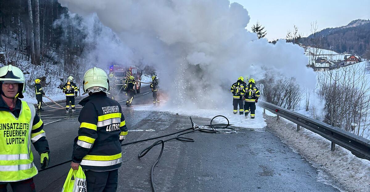 Lkw-auf-der-B145-ausgebrannt-Gro-einsatz-f-r-die-Ausseerland-Feuerwehren