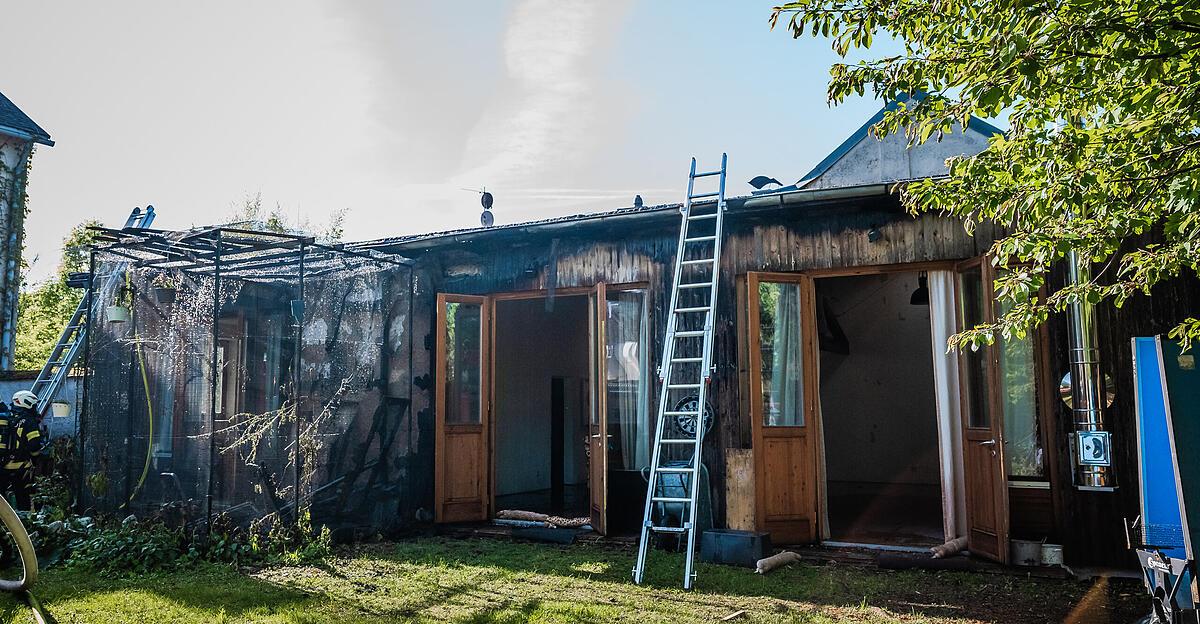 4-feuerwehren-bei-brand-von-gartenh-tte-in-freistadt-im-einsatz