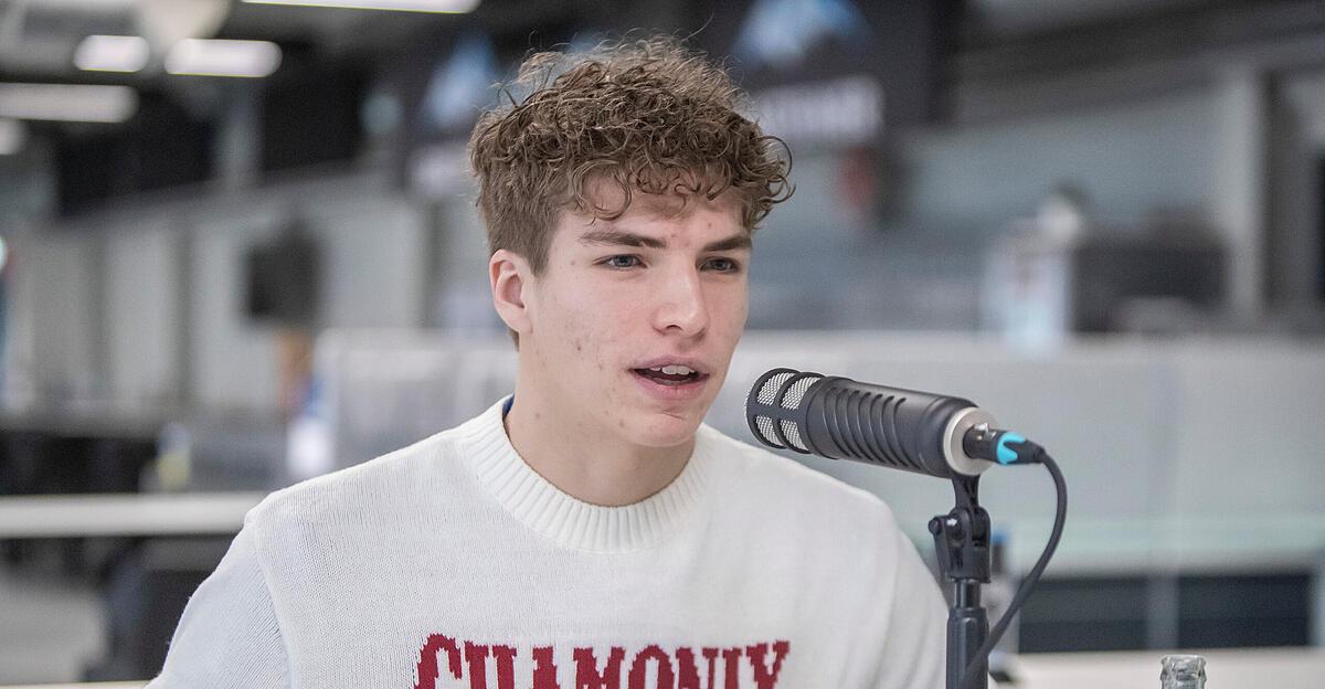 Paul-Eder-Sitze-neben-Spielern-von-denen-ich-fr-her-Spielerkarten-gesammelt-habe-