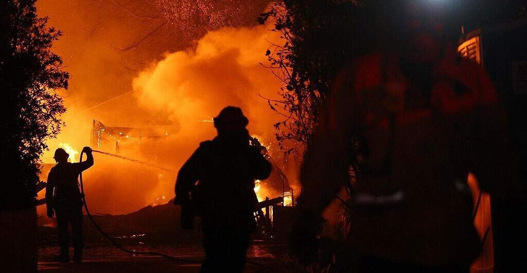 feuerinferno-bei-los-angeles-br-nde-breiten-sich-weiter-aus