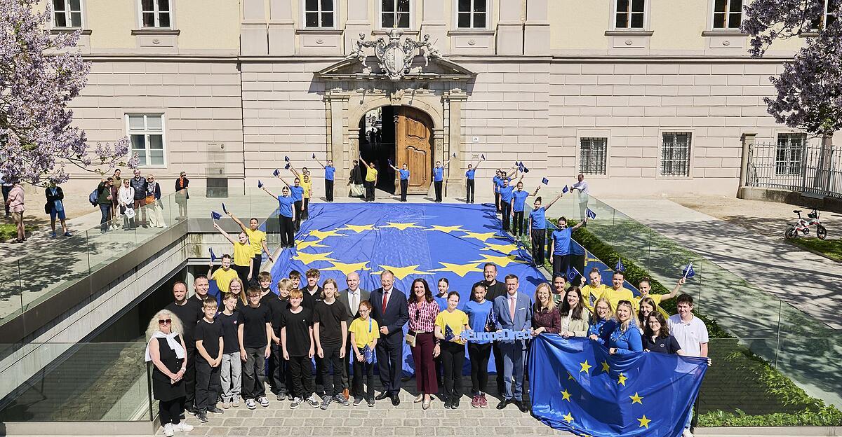 Feier zum Europatag in Linz mit Tanz mit der Europafahne