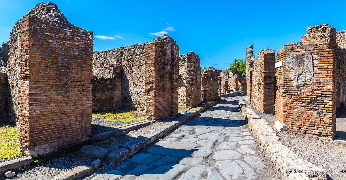Tourist-lie-Steine-aus-Pompeji-als-Souvenir-mitgehen