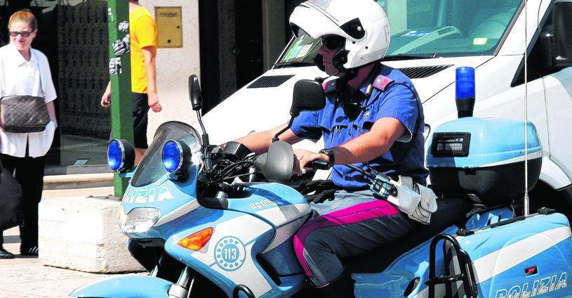 Stra-enbahn-in-Mailands-Zentrum-entgleist-und-gegen-Mauer-geprallt-Ein-Toter-und-40-Verletzte