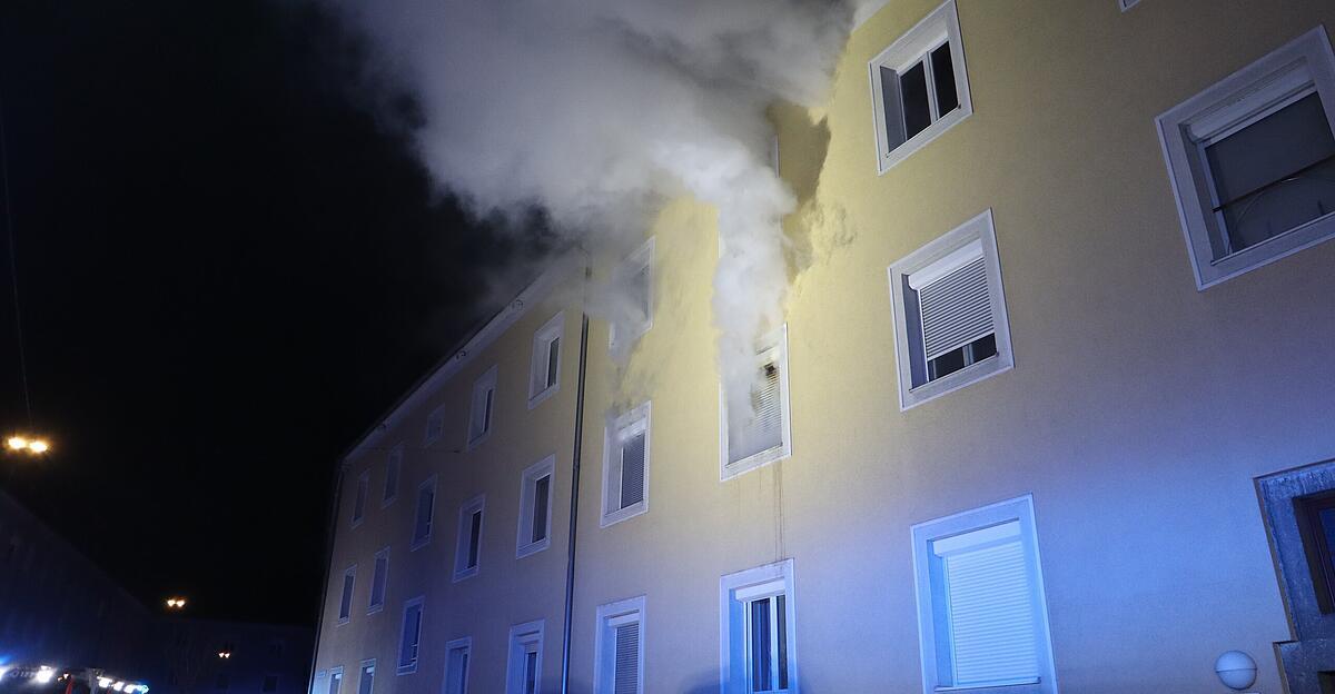 zwei-verletzte-bei-brand-in-mehrparteienhaus-in-linz-urfahr