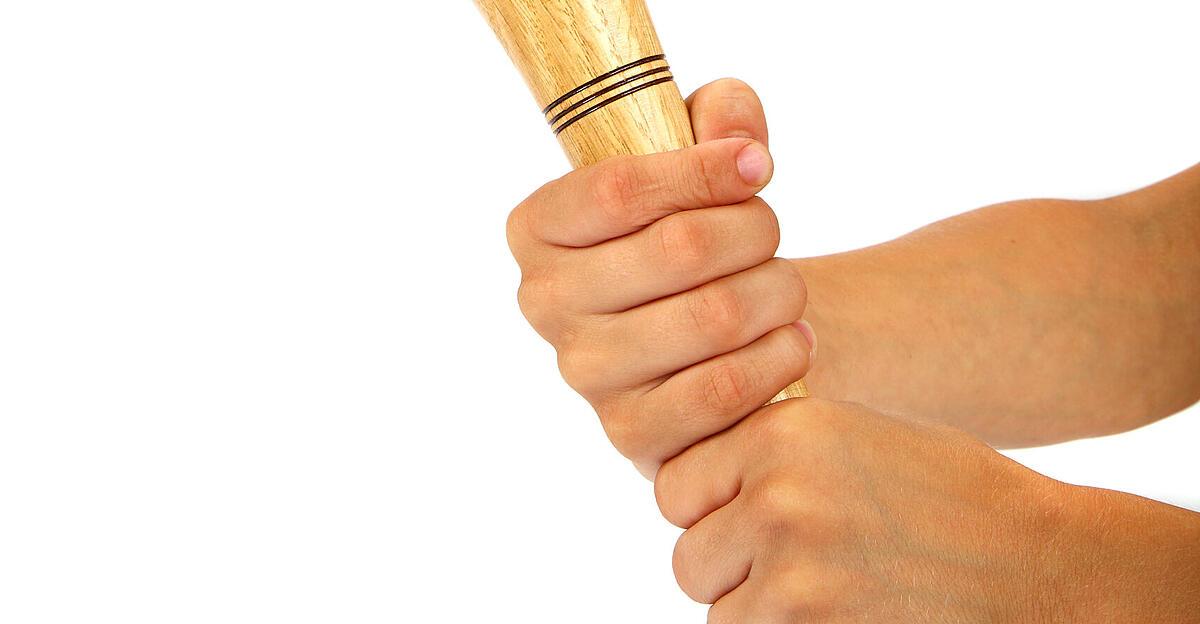 Taxifahrer-in-Mauthausen-mit-Baseballschl-ger-verpr-gelt