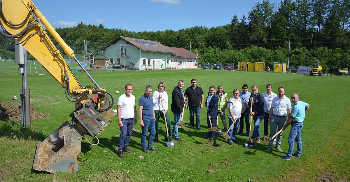 Première pelletée de terre à Handenberg : dès l’automne, le quartier de Braunau aura sa verdure artificielle
