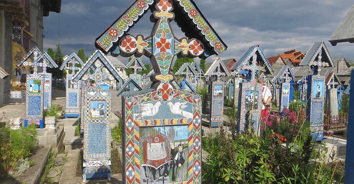 Kreuzfidel-In-Sapanta-darf-ber-den-Tod-geschmunzelt-werden