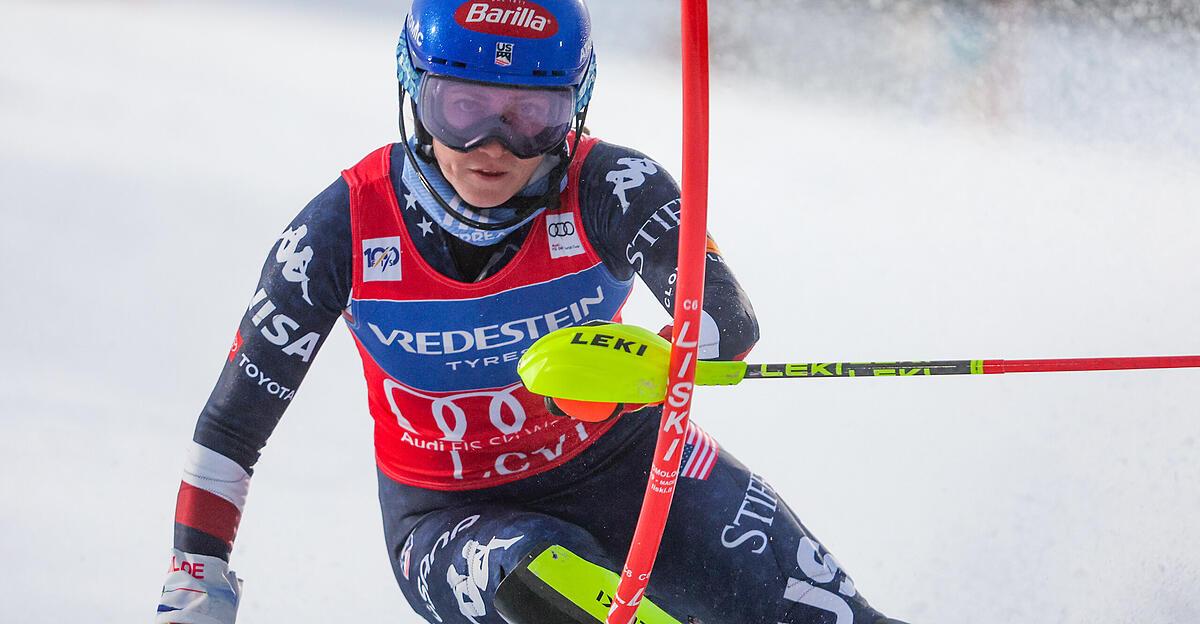 ski-alpin-shiffrin-f-hrt-in-levi-mit-respektabstand-liensberger-4