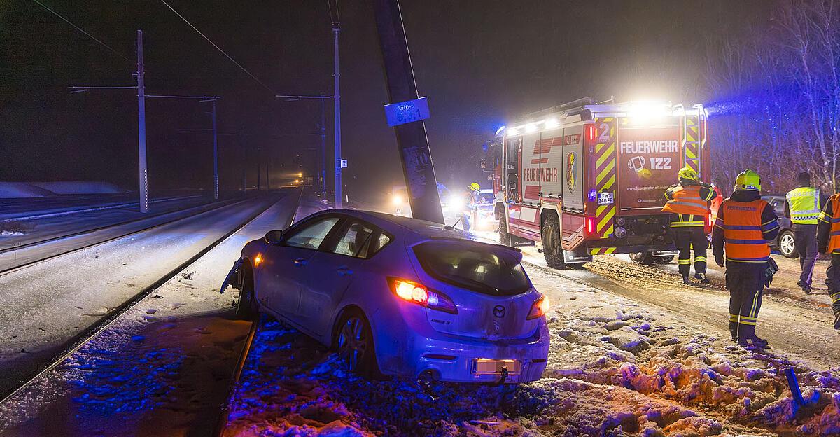Pkw-rammte-bei-Eisregen-Strommast-in-Alkoven-Lilo-stillgelegt