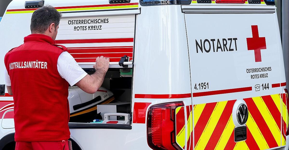 Fu-g-nger-79-in-Attnang-Puchheim-von-Lkw-und-Pkw-berrollt