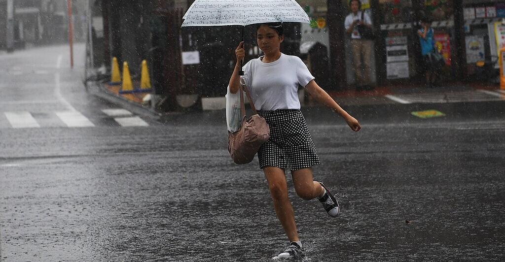 Supertaifun-Sinlaku-Touristen-sitzen-im-Westpazifik-fest