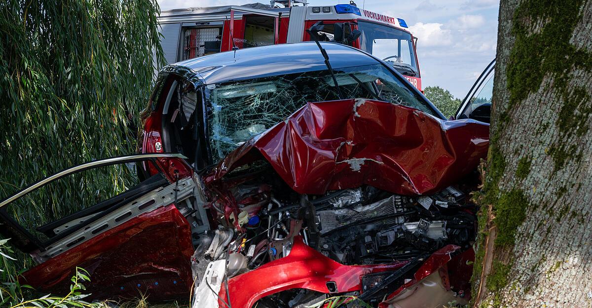 Un conducteur de voiture (74 ans) s’est écrasé contre un arbre : deux blessés