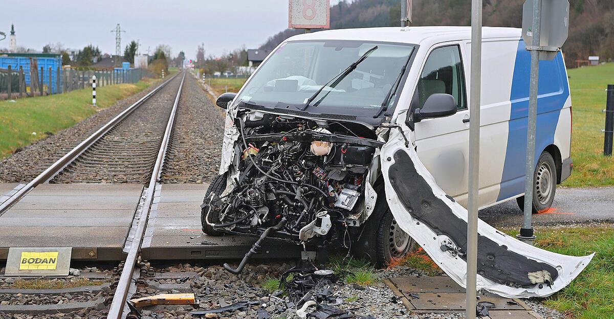 Small truck crashed into a train in Munderfing