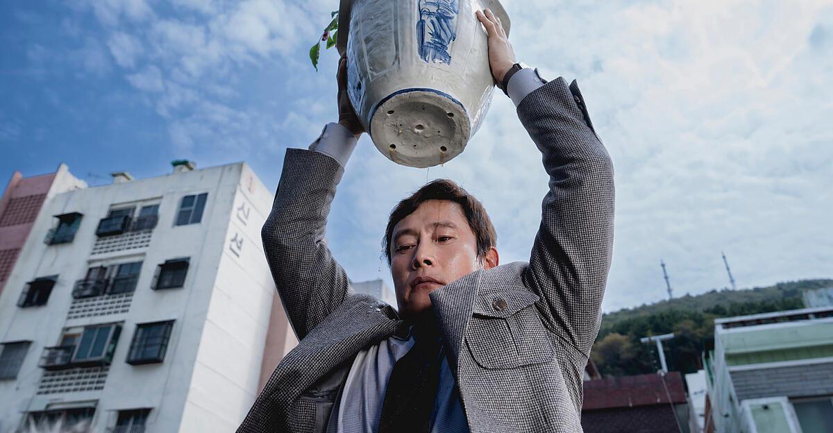 Kinofilm-No-Other-Choice-Wenn-der-Homo-economicus-bereit-ist-ber-Leichen-zu-gehen