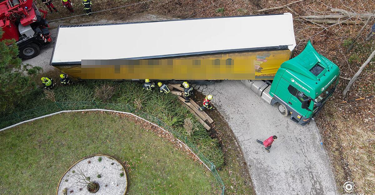 Un chauffeur de camion est resté coincé pendant des heures dans un virage près de Micheldorf