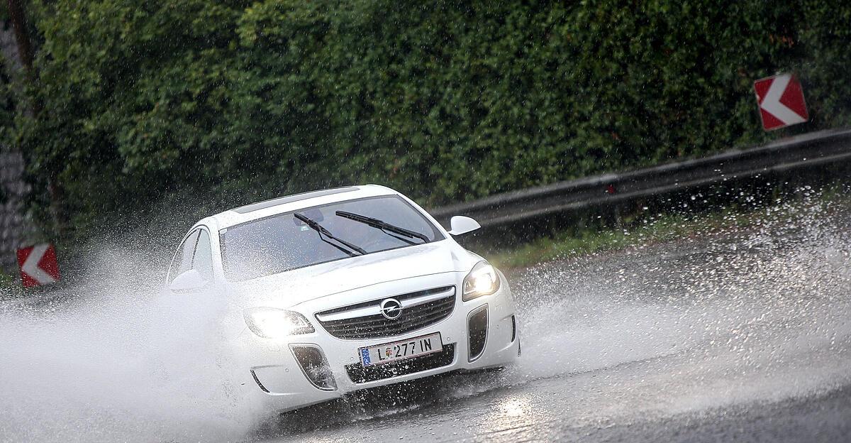 starkregen-windb-en-schlechte-sicht-experten-tipps-f-r-sicheres-fahren-bei-unwetter