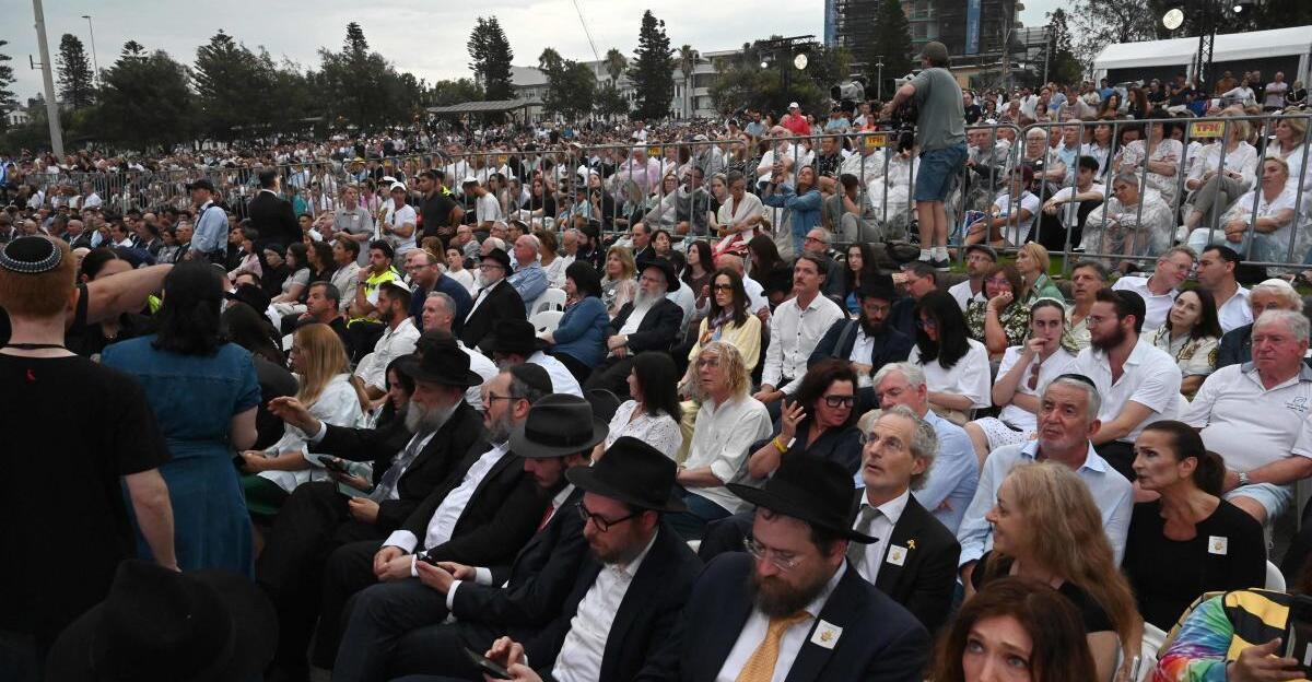 Bondi-Beach-Australien-gedenkt-der-Anschlagsopfer-mit-Schweigeminute