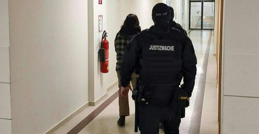 Jungen-IS-Anh-ngern-Waffen-besorgt-Dreieinhalb-Jahre-Haft-f-r-20-J-hrigen-in-Wien