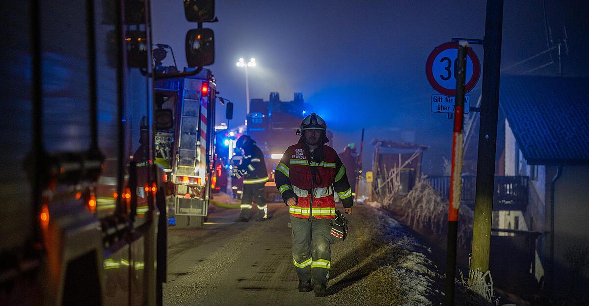Dachstuhlbrand-in-Pinsdorf-4-Feuerwehren-im-Einsatz