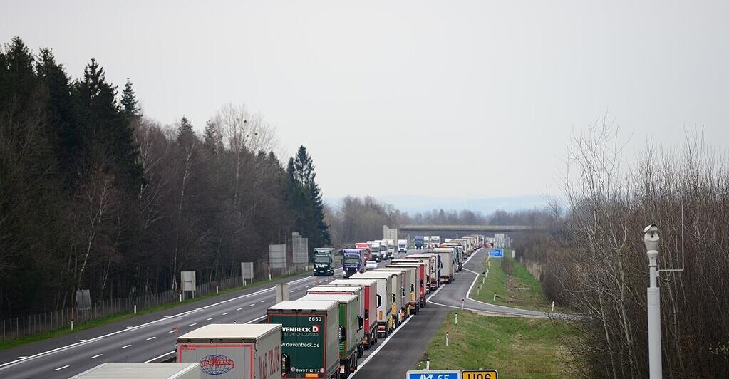 Desolate-und-berladene-Lkw-auf-der-A8-90-Anzeigen-bei-Kontrollen