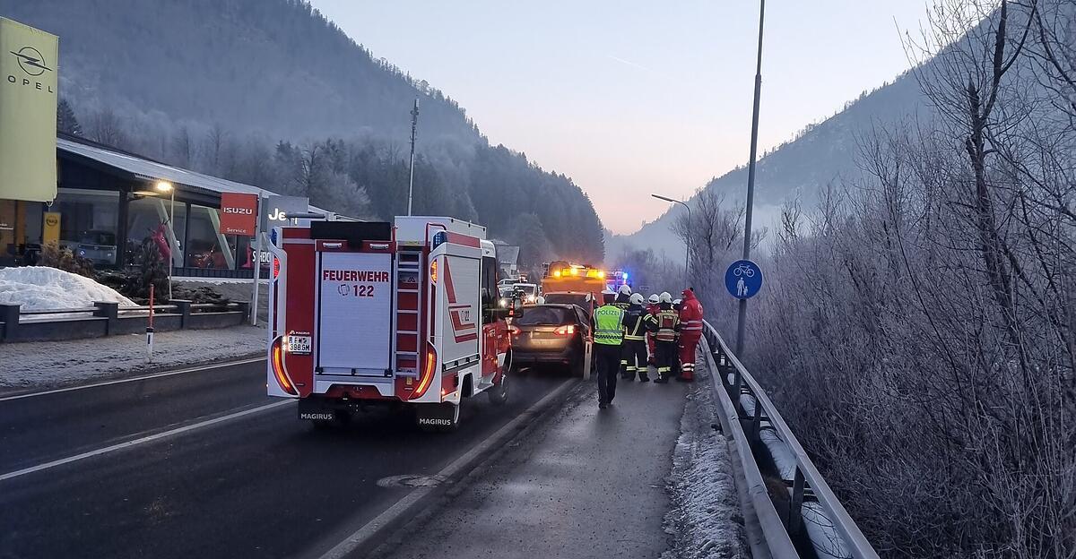 -Turbulenter-Morgen-2-Eins-tze-besch-ftigten-Feuerwehr-in-Bad-Ischl