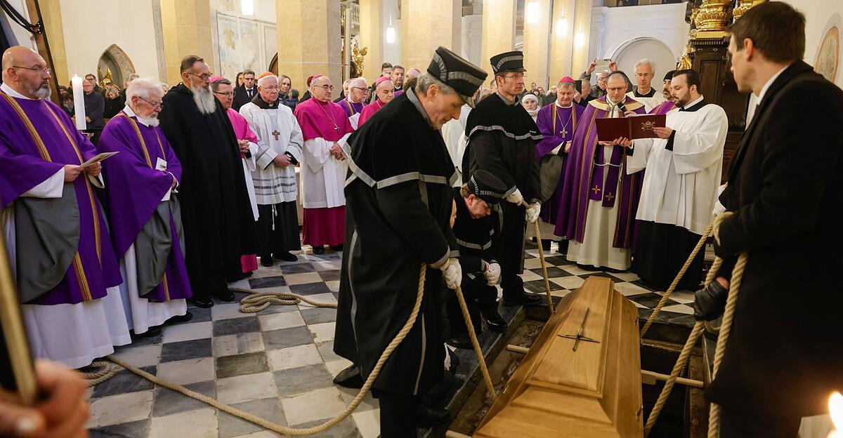 Linzer-Altbischof-Aichern-in-seinem-Heimatkloster-St-Lambrecht-beigesetzt