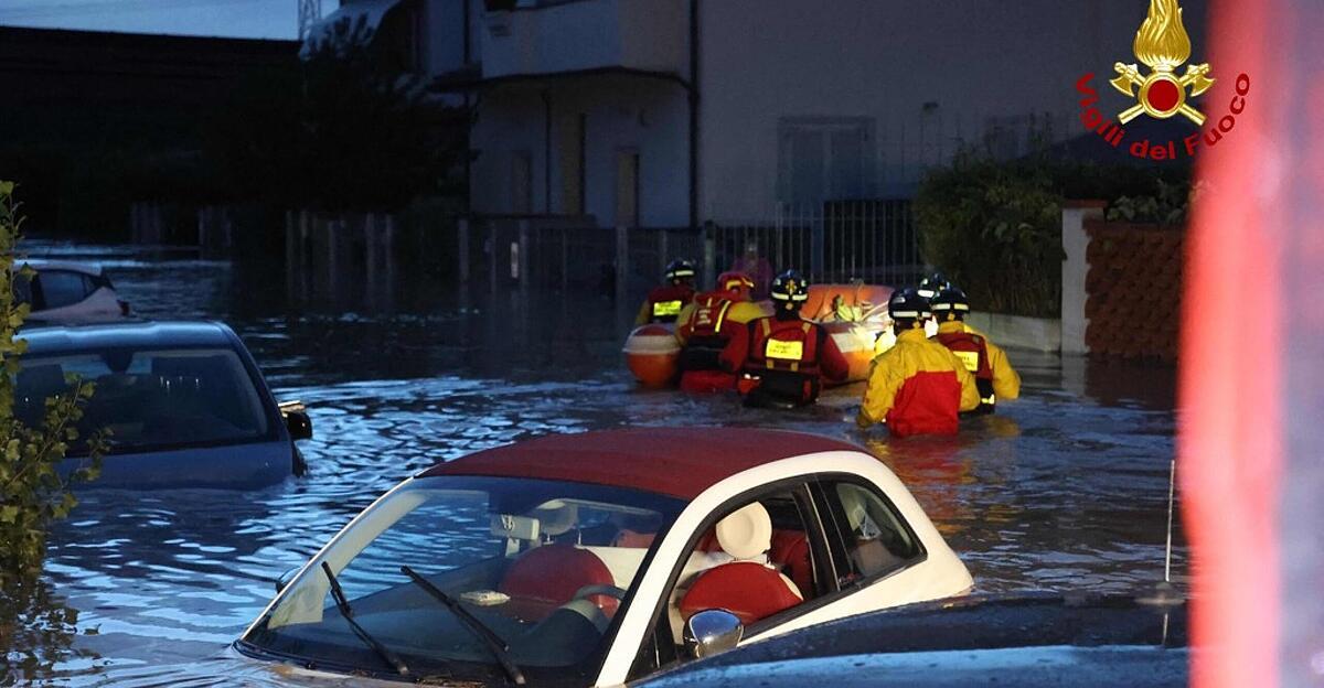 unwetter-in-der-toskana-15-menschen-von-feuerwehr-gerettet