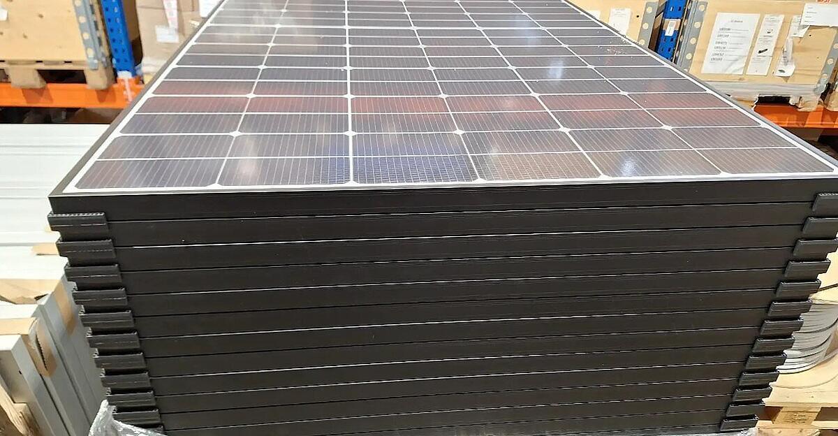 Sun-Contracting-Pleite-Auktionshaus-versteigert-Photovoltaik-Paneele-und-Wechselrichter