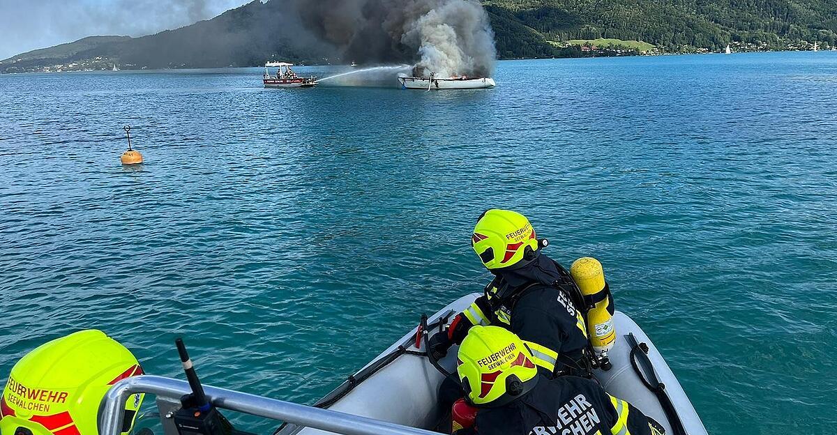 Navires en feu sur l’Attersee – travaux d’extinction en cours