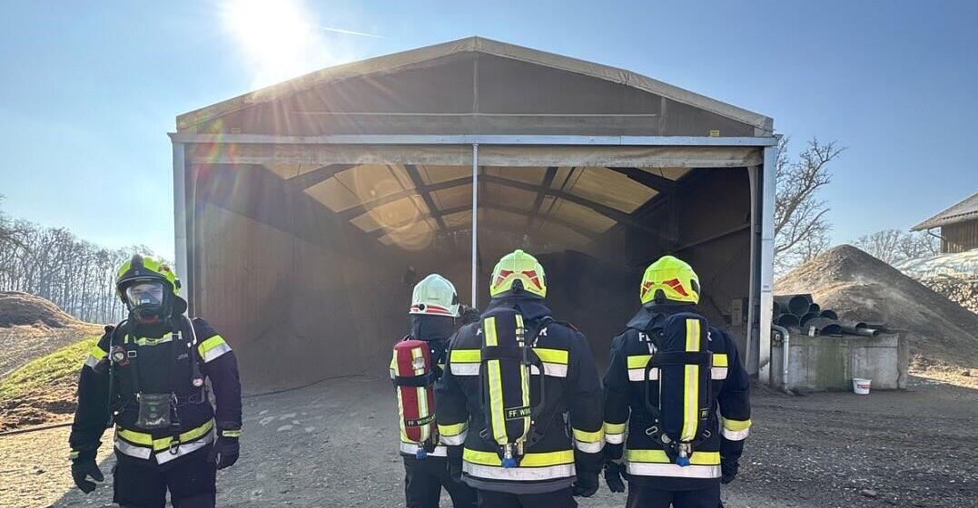 Halle-mit-H-hnermist-brannte-135-Feuerwehrleute-in-Nieder-sterreich-im-Einsatz