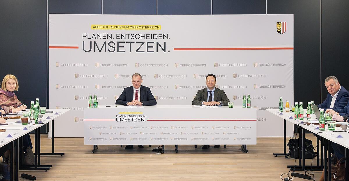 Schwarz-blaue-Regierungsklausur-im-Land-mit-Arbeitsauftr-gen-an-Dritte