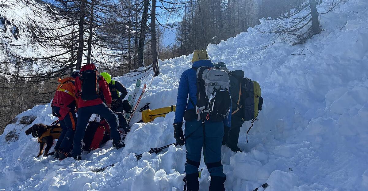 -Hunderte-Meter-mitgerissen-Linzer-Tourengeher-l-sten-250-Meter-lange-Lawine-aus
