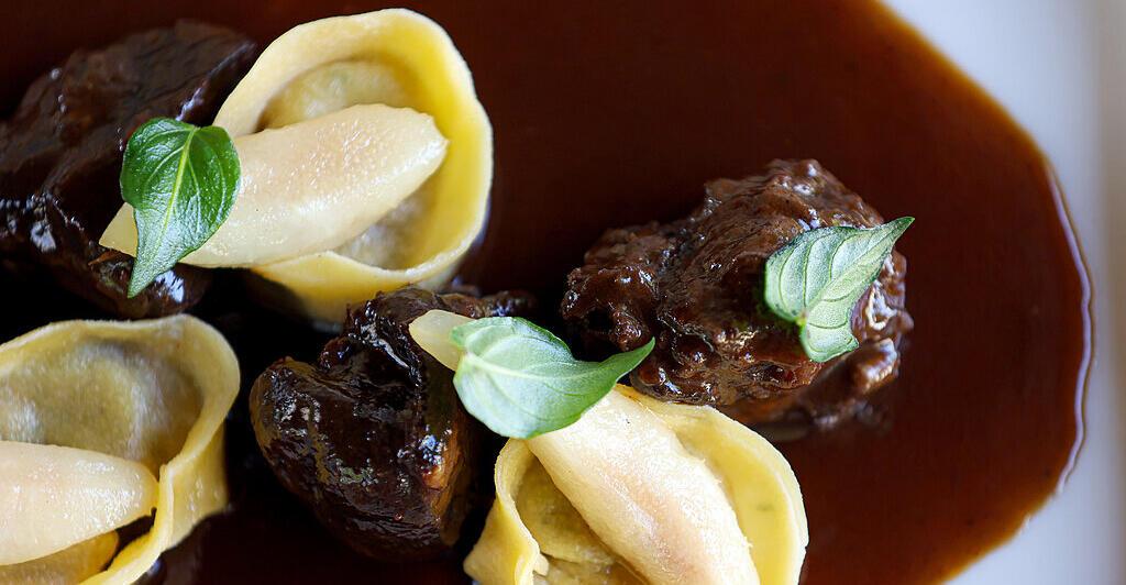 Rehragout mit Steinpilztascherl, Birnen und Haselnüssen | Nachrichten.at