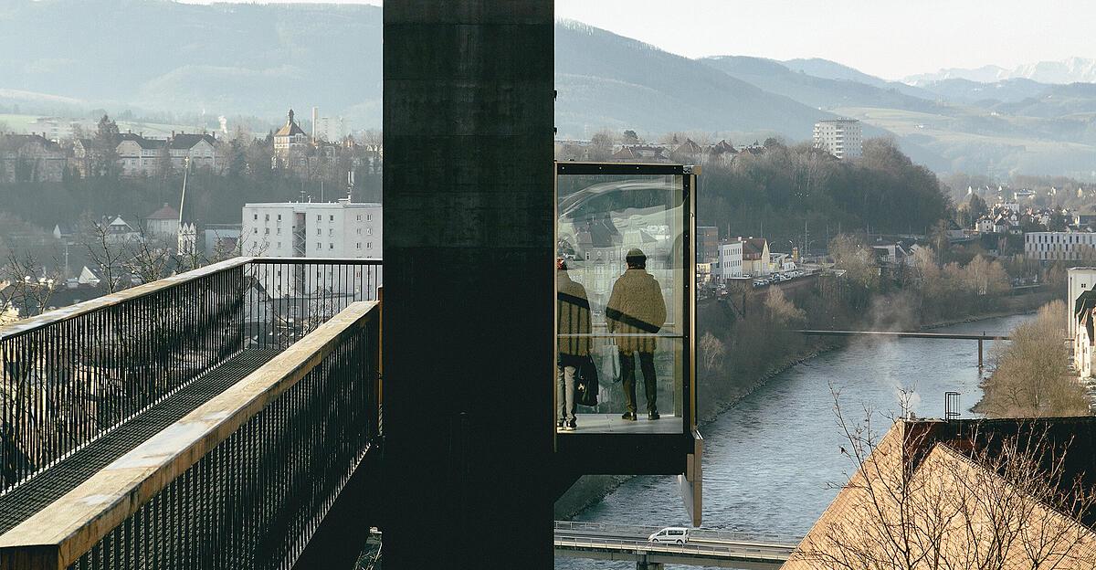 unbekannter-klebt-lichtschranken-ab-panaormalift-in-steyr-steht-immer-wieder-still