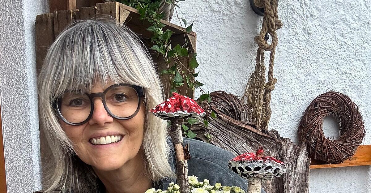 Basteltipp-f-r-eine-zauberhafte-Holz-Etagere-mit-Zapfen-Blumen-und-Beeren