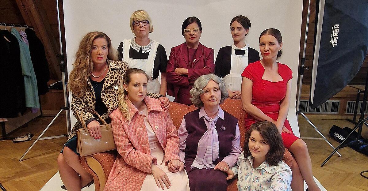 Acht-spielw-tige-Frauen-als-grenzenloser-Theatergenuss